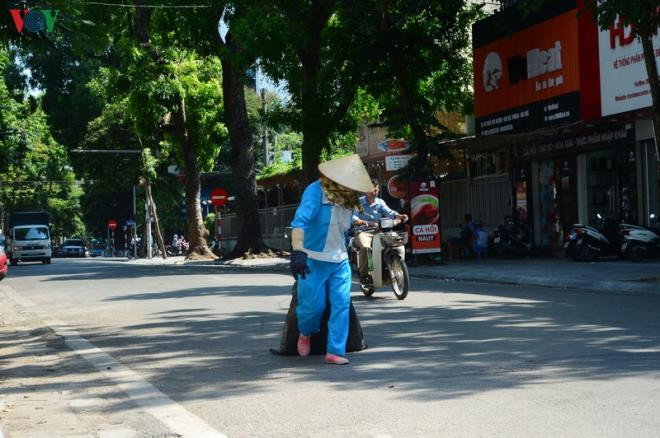 Dân lại chặn xe vào bãi rác Nam Sơn, phố Hà Nội ùn ứ rác thải - 22