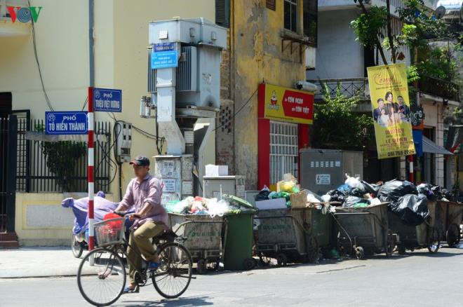 Dân lại chặn xe vào bãi rác Nam Sơn, phố Hà Nội ùn ứ rác thải - 24