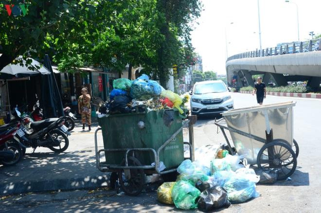 Dân lại chặn xe vào bãi rác Nam Sơn, phố Hà Nội ùn ứ rác thải - 25