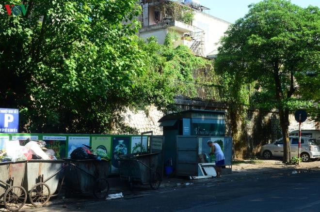 Dân lại chặn xe vào bãi rác Nam Sơn, phố Hà Nội ùn ứ rác thải - 3