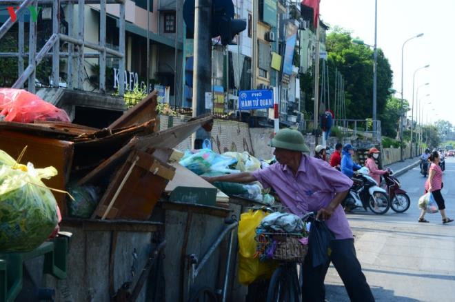 Dân lại chặn xe vào bãi rác Nam Sơn, phố Hà Nội ùn ứ rác thải - 5