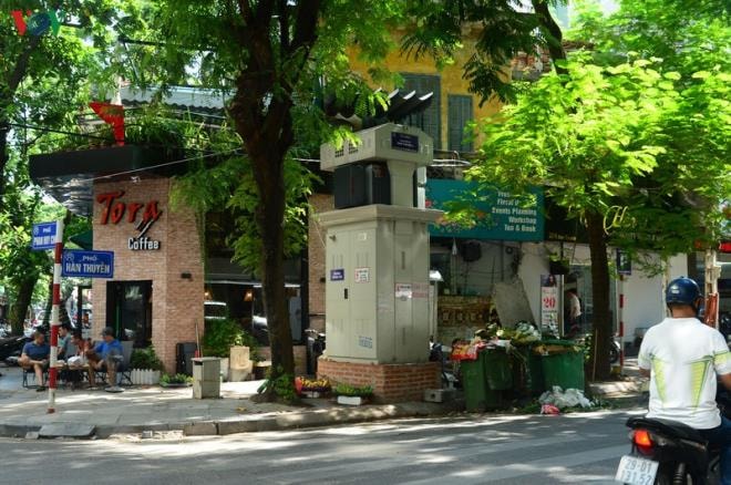 Dân lại chặn xe vào bãi rác Nam Sơn, phố Hà Nội ùn ứ rác thải - 6