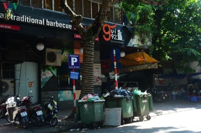 Dân lại chặn xe vào bãi rác Nam Sơn, phố Hà Nội ùn ứ rác thải - 7