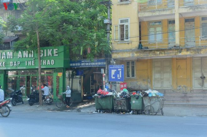 Dân lại chặn xe vào bãi rác Nam Sơn, phố Hà Nội ùn ứ rác thải - 8