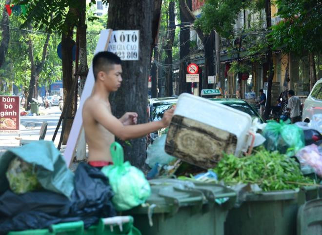 Dân lại chặn xe vào bãi rác Nam Sơn, phố Hà Nội ùn ứ rác thải - 9