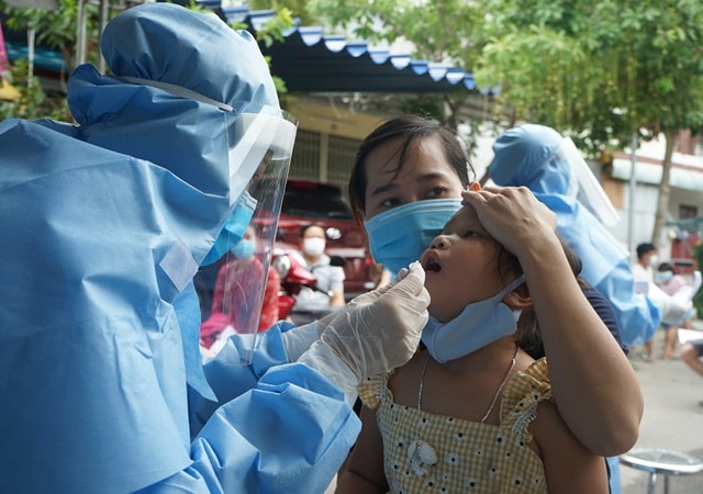 Người dân Đà Nẵng yên tâm khi được lấy mẫu xét nghiệm COVID-19 - Ảnh 5.
