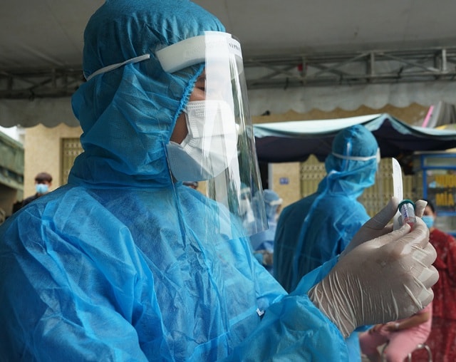 Người dân Đà Nẵng yên tâm khi được lấy mẫu xét nghiệm COVID-19 - Ảnh 9.