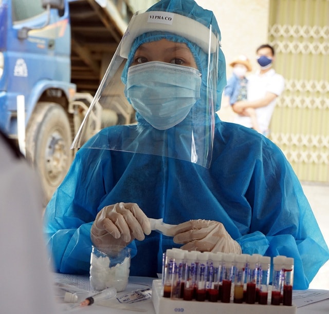 Người dân Đà Nẵng yên tâm khi được lấy mẫu xét nghiệm COVID-19 - Ảnh 11.