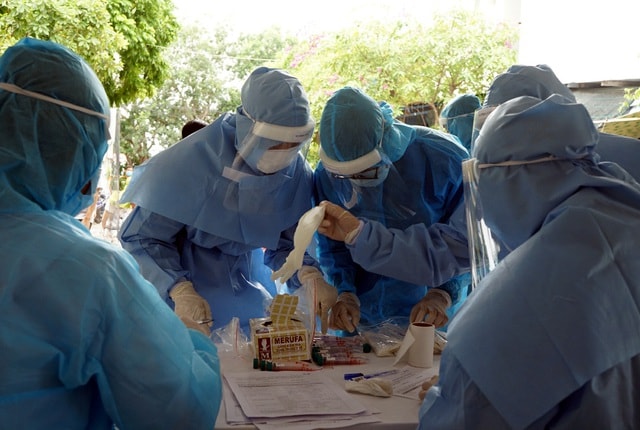 Người dân Đà Nẵng yên tâm khi được lấy mẫu xét nghiệm COVID-19 - Ảnh 13.