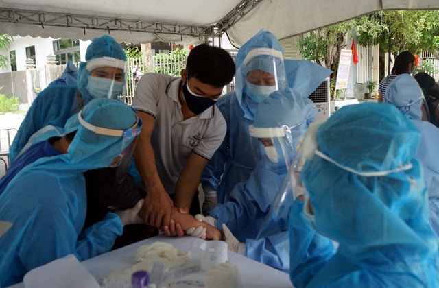 Người dân Đà Nẵng yên tâm khi được lấy mẫu xét nghiệm COVID-19 - Ảnh 8.