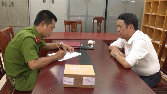 Người đàn ông rút súng dọa bắn tài xế ở Bắc Ninh có thể bị xử lý hình sự  - Ảnh 1.
