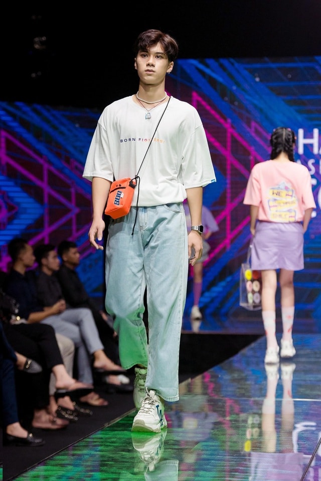 “Thánh chửi” Mèo Thoại bất ngờ “vồ ếch” trên sàn diễn catwalk - Ảnh 2.