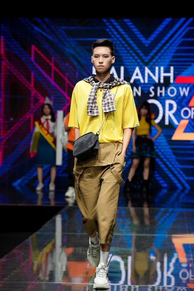 “Thánh chửi” Mèo Thoại bất ngờ “vồ ếch” trên sàn diễn catwalk - Ảnh 3.