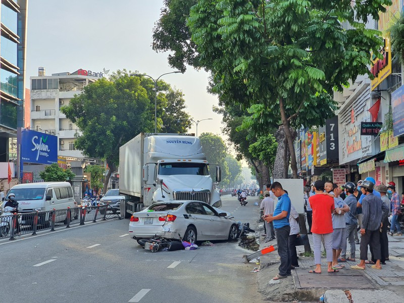 Xe máy bị xe tải tông trúng, 3 người trong một gia đình thương vong - Ảnh 3.