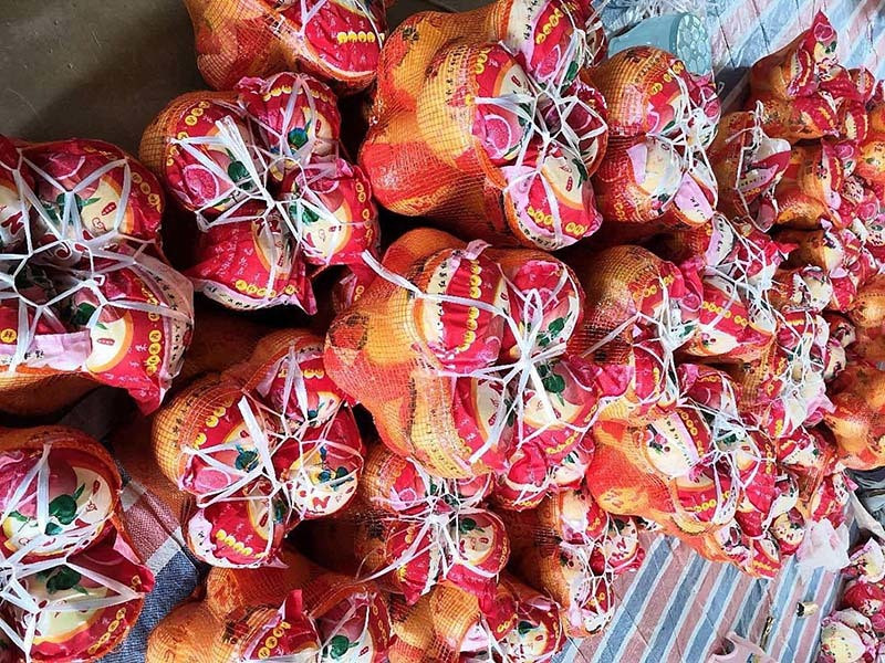Bưởi đỏ Trung Quốc bán tràn lan ở chợ Việt - Ảnh 1.