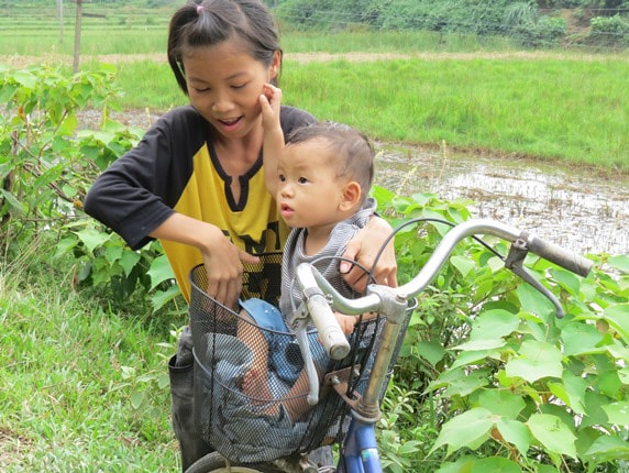 Xót thương cảnh bé gái 13 tuổi bế em 14 tháng đến trường - Ảnh 6.