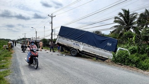 Xe khách đâm nhiều xe máy đang dừng chờ đoàn xe tang chở liệt sỹ Đoàn 337, người bị thương - Ảnh 4.