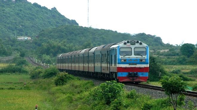 Đường sắt Việt Nam vận chuyển miễn phí hàng cứu trợ đến vùng lũ lụt - Ảnh 1.