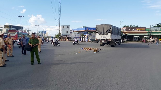 Xe khách mất lái tông vào dải phân cách, 4 người thương vong - Ảnh 2.