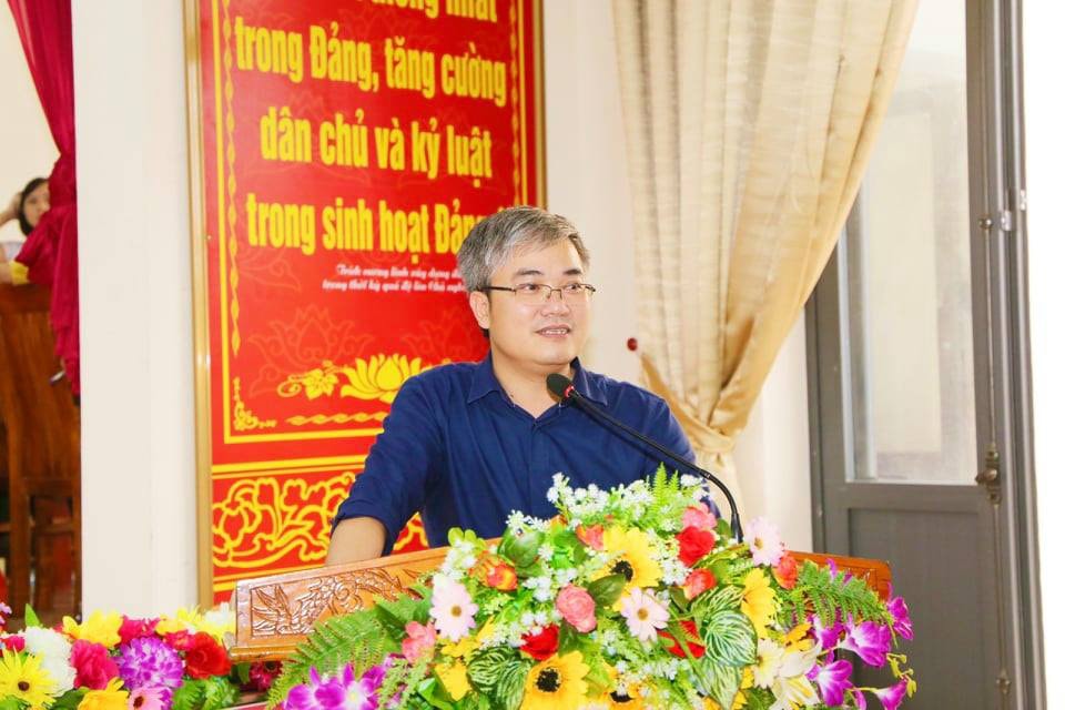 Báo Gia đình và Xã hội cùng các nhà hảo tâm đến thăm và trao quà cho đồng bào vùng lũ Hà Tĩnh - Ảnh 4.