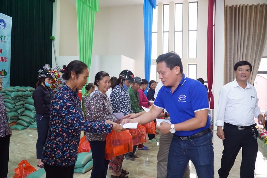 Báo Gia đình và Xã hội cùng các nhà hảo tâm đến thăm và trao quà cho đồng bào vùng lũ Hà Tĩnh - Ảnh 8.