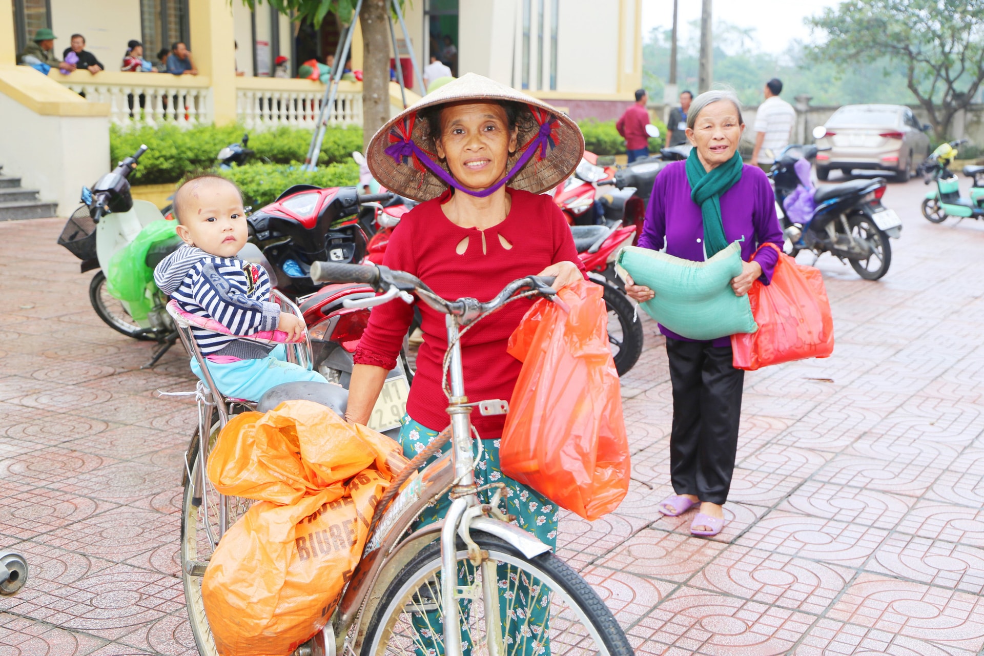 Báo Gia đình và Xã hội cùng các nhà hảo tâm đến thăm và trao quà cho đồng bào vùng lũ Hà Tĩnh - Ảnh 12.