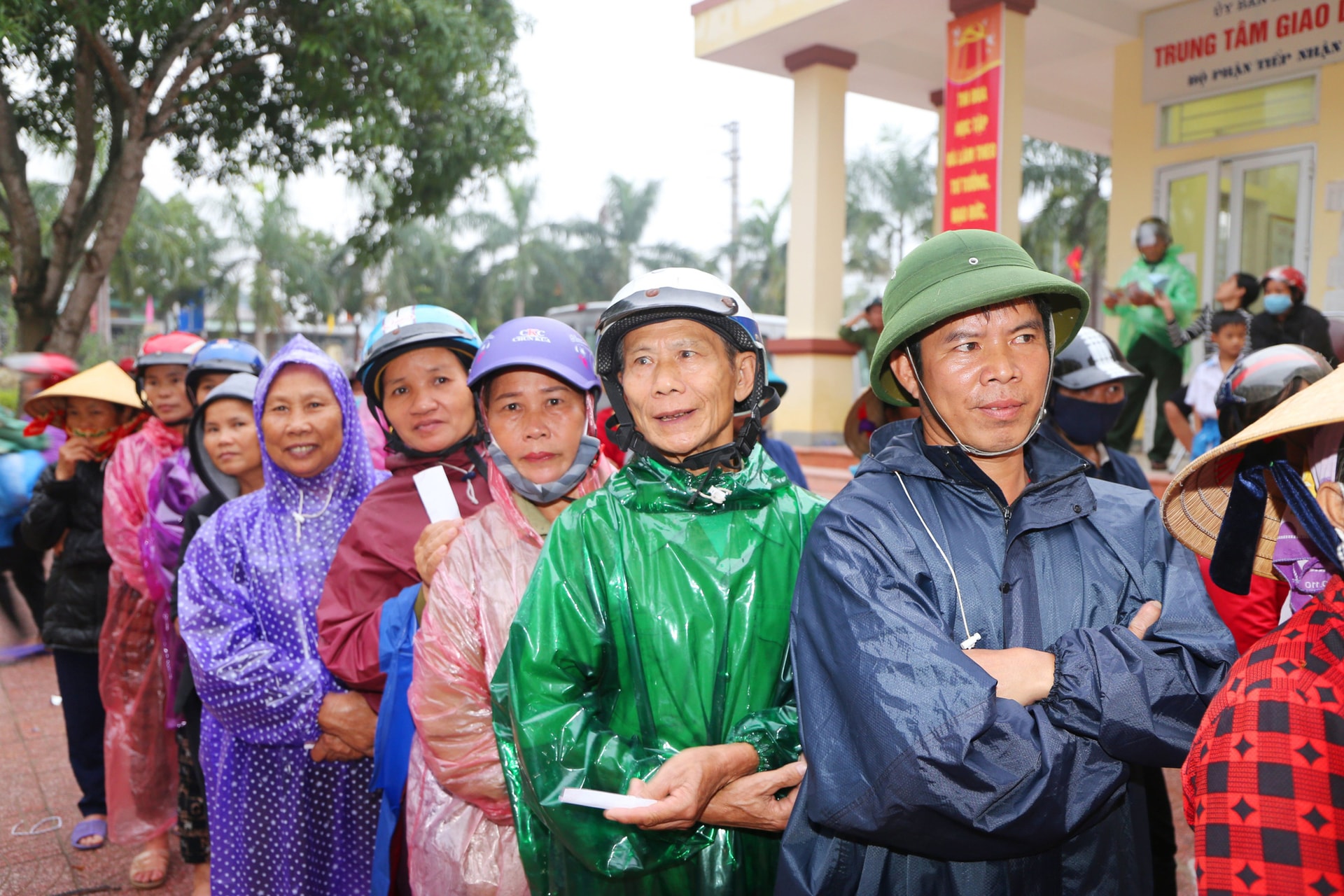 Báo Gia đình và Xã hội cùng các nhà hảo tâm đến thăm và trao quà cho đồng bào vùng lũ Hà Tĩnh - Ảnh 13.