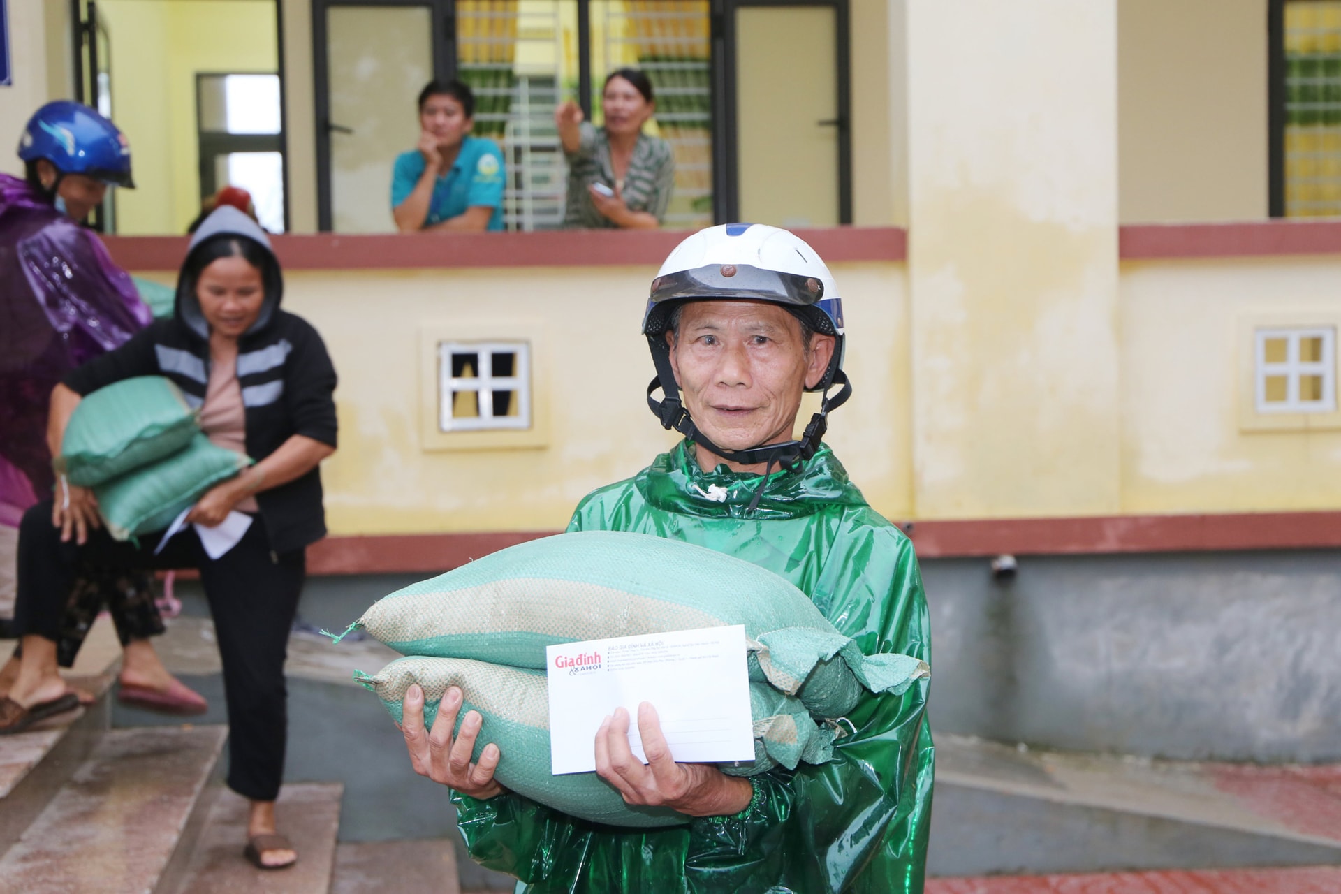 Báo Gia đình và Xã hội cùng các nhà hảo tâm đến thăm và trao quà cho đồng bào vùng lũ Hà Tĩnh - Ảnh 14.