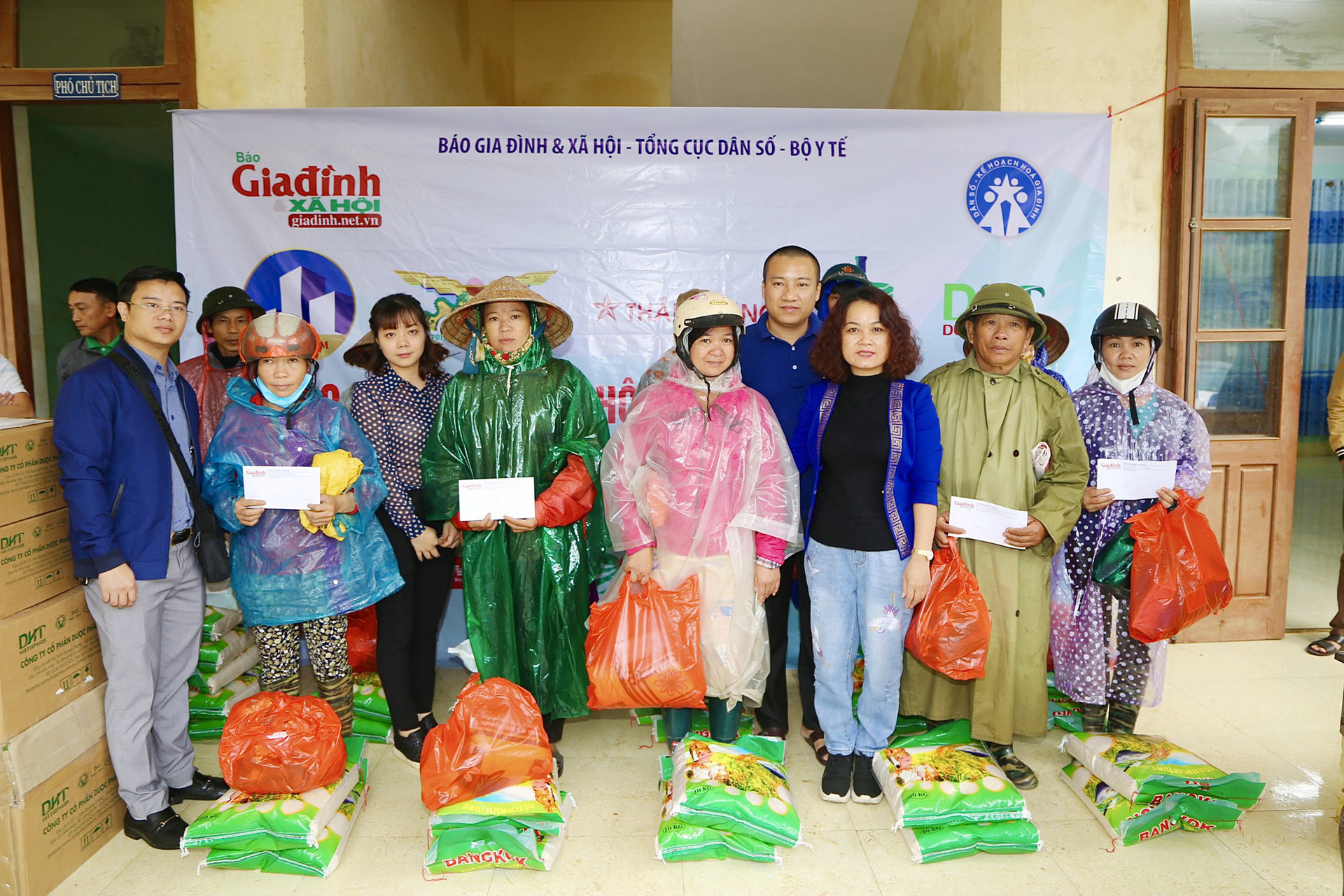 Báo Gia đình và Xã hội trao quà hỗ trợ đến người dân xã Tân Hóa, tỉnh Quảng Bình - Ảnh 3.