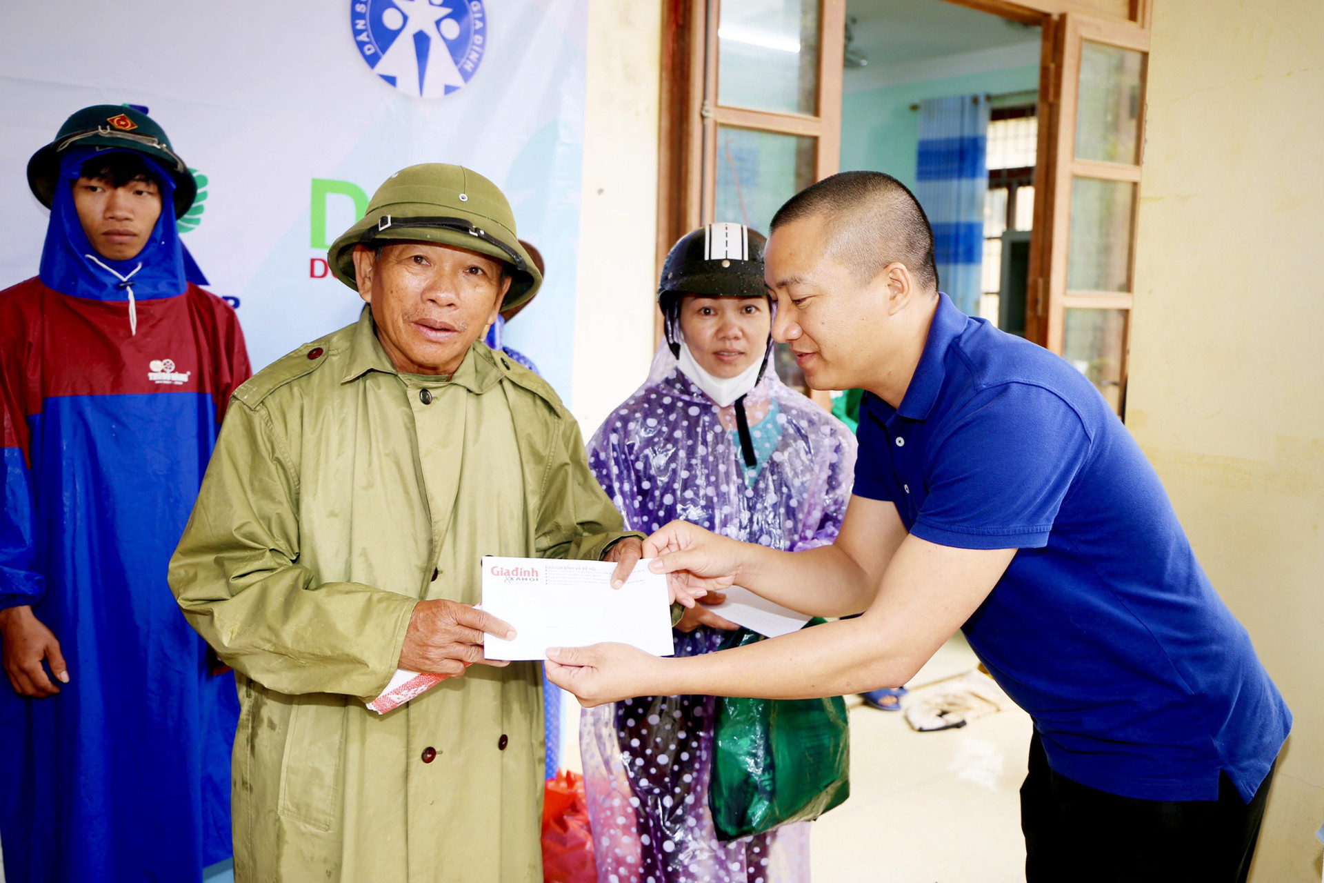 Báo Gia đình và Xã hội trao quà hỗ trợ đến người dân xã Tân Hóa, tỉnh Quảng Bình - Ảnh 7.