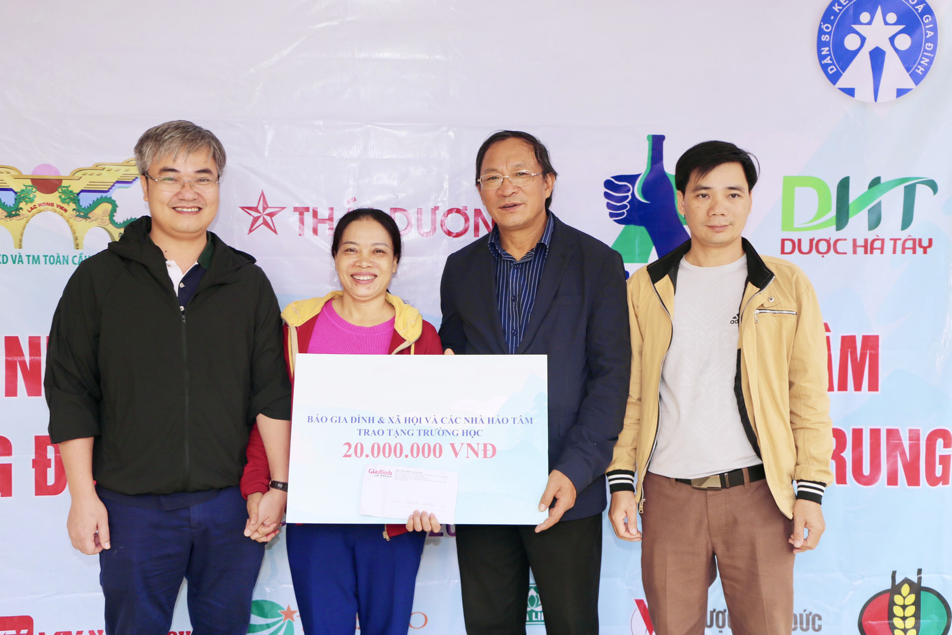 Báo Gia đình và Xã hội trao quà hỗ trợ đến người dân xã Tân Hóa, tỉnh Quảng Bình - Ảnh 2.