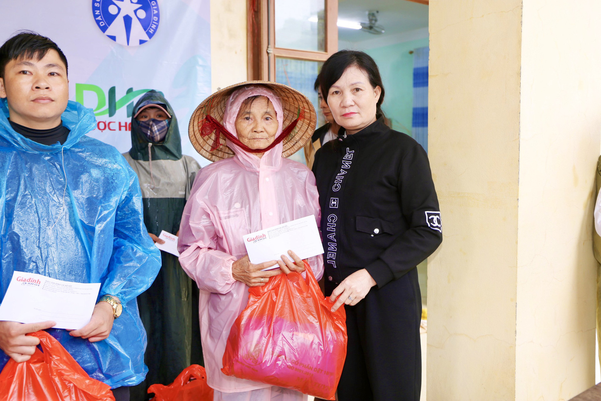 Báo Gia đình và Xã hội trao quà hỗ trợ đến người dân xã Tân Hóa, tỉnh Quảng Bình - Ảnh 9.