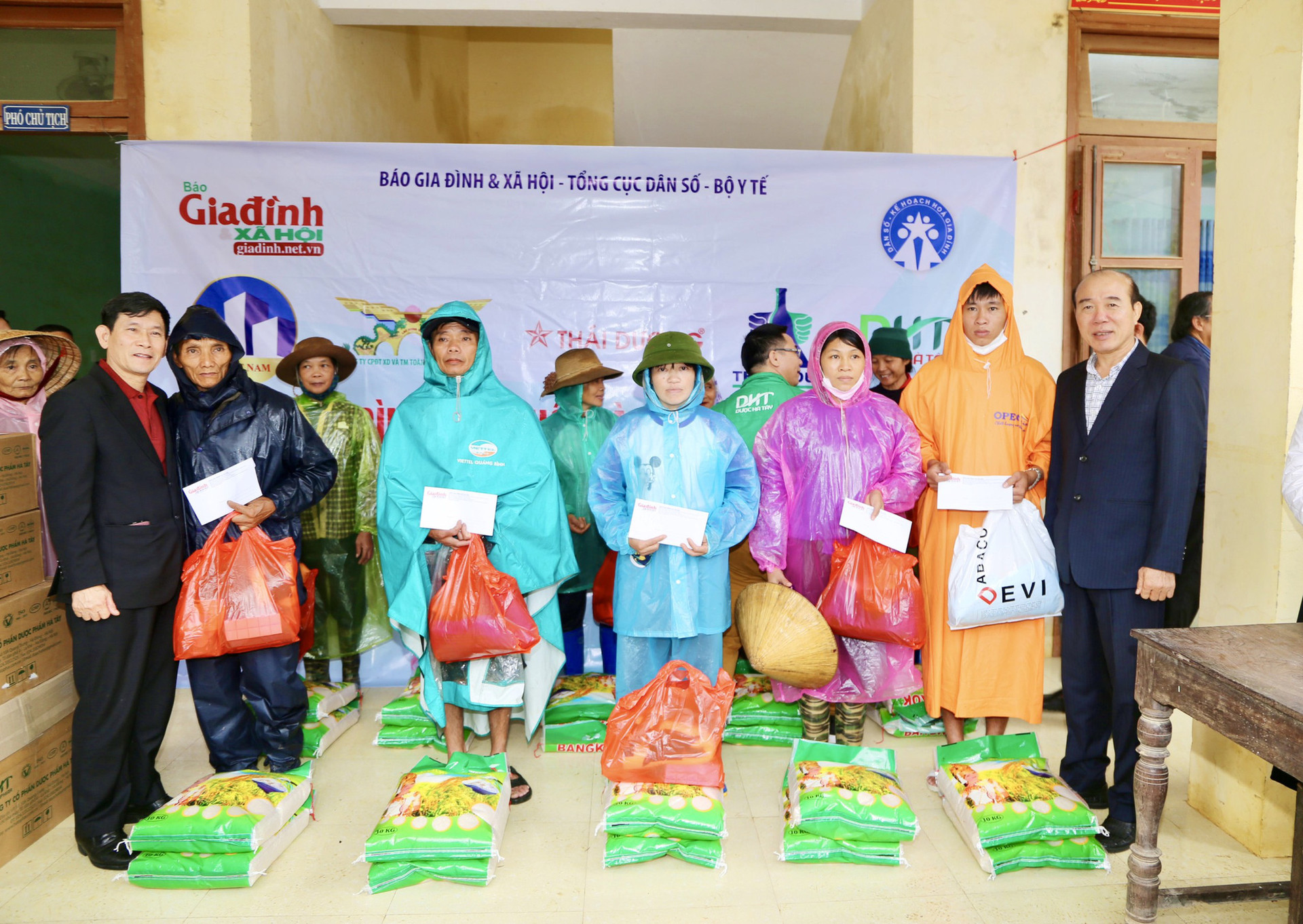 Báo Gia đình và Xã hội trao quà hỗ trợ đến người dân xã Tân Hóa, tỉnh Quảng Bình - Ảnh 15.