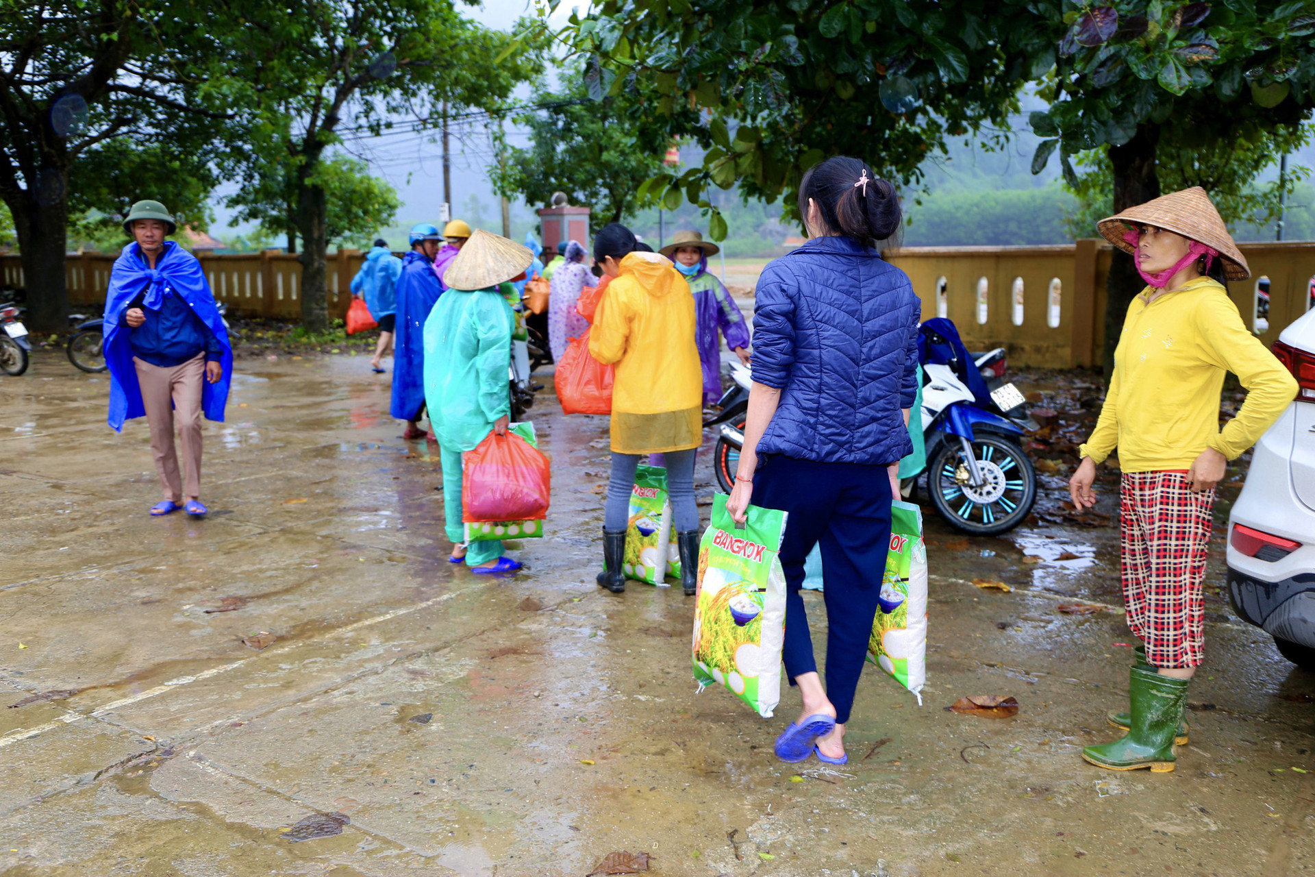 Báo Gia đình và Xã hội trao quà hỗ trợ đến người dân xã Tân Hóa, tỉnh Quảng Bình - Ảnh 12.