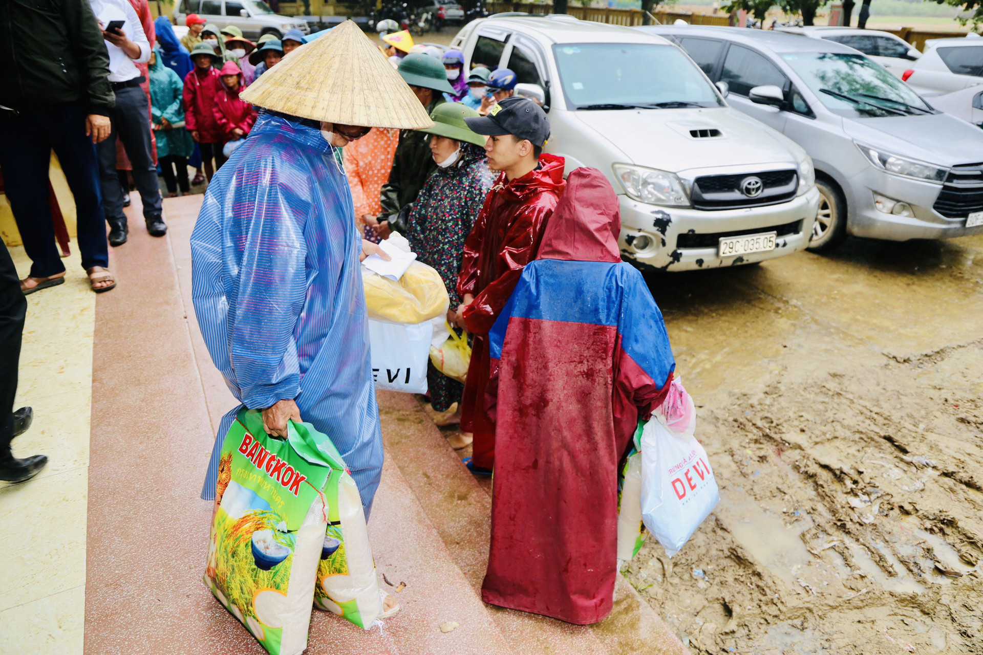 Báo Gia đình và Xã hội trao quà hỗ trợ đến người dân xã Tân Hóa, tỉnh Quảng Bình - Ảnh 13.