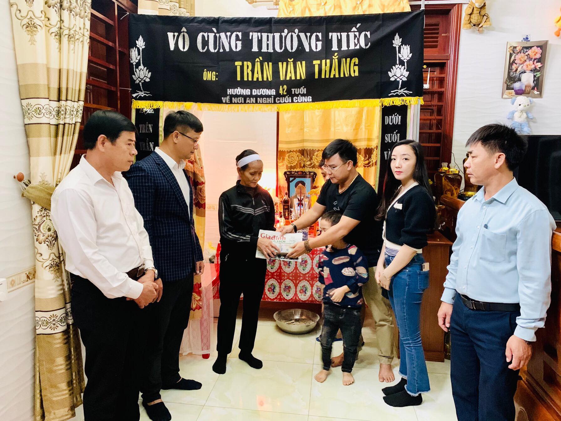Hơn 700 triệu đồng được các nhà hảo tâm gửi sang Hàn Quốc cứu người thanh niên Việt bị u não - Ảnh 1.