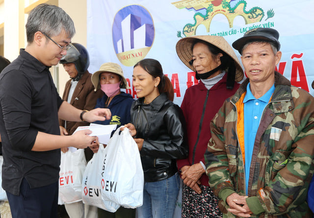 Tập đoàn DABACO đồng hành cùng Báo GĐ&XH trao quà ủng hộ Miền Trung sau bão lũ - Ảnh 3.