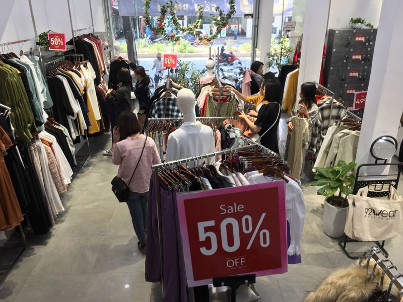 Chưa đến Black Friday đã 'bão giảm giá', quần áo chỉ 2.000 đồng - Ảnh 13.