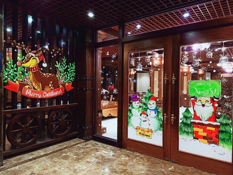 Ông già Noel hân hoan bay trên cửa kính, 