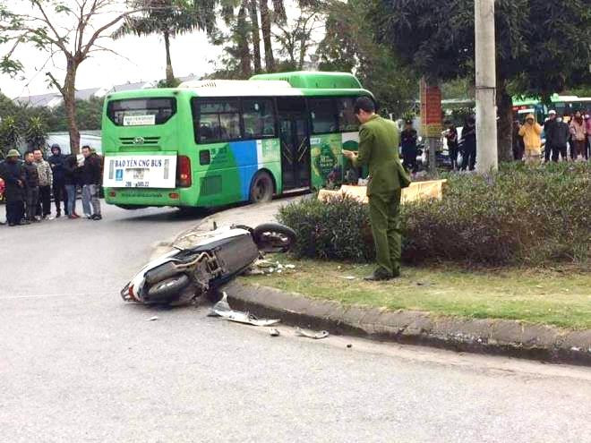 Xe máy va chạm xe buýt, thanh niên 19 tuổi thiệt mạng - Ảnh 1.