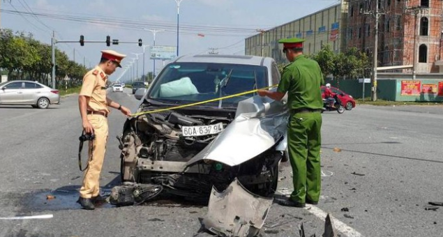 Ô tô 16 chỗ nổ lốp, tông gãy cột điện rồi lật ngang khiến nhiều người thương vong - Ảnh 5.