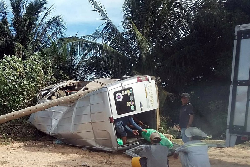 Ô tô 16 chỗ nổ lốp, tông gãy cột điện rồi lật ngang khiến nhiều người thương vong - Ảnh 1.