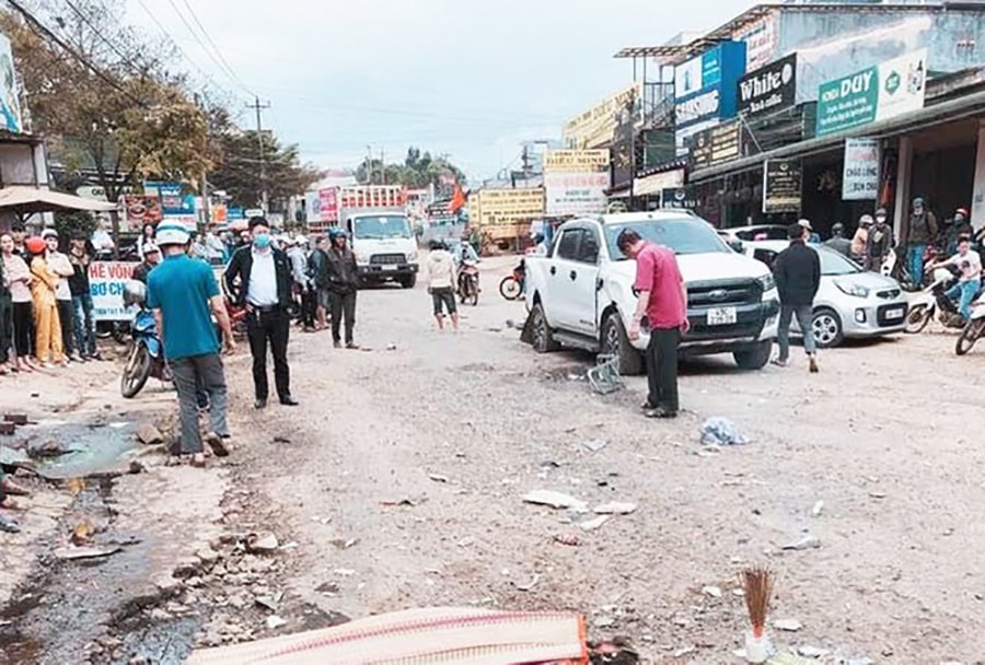 Xe tải gây tai nạn cho hàng loạt ô tô, xe máy và 2 người tử vong tại chỗ - Ảnh 1. Xe tải gây tai nạn cho hàng loạt ô tô, xe máy và 2 người tử vong tại chỗ - Ảnh 1.