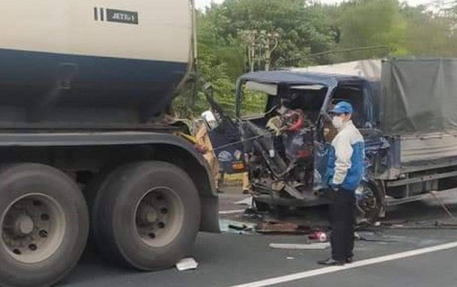 Tin TNGT ngày 10/1: Xe tải đâm vào xe bồn trên cao tốc, tài xế tử vong - Ảnh 1.
