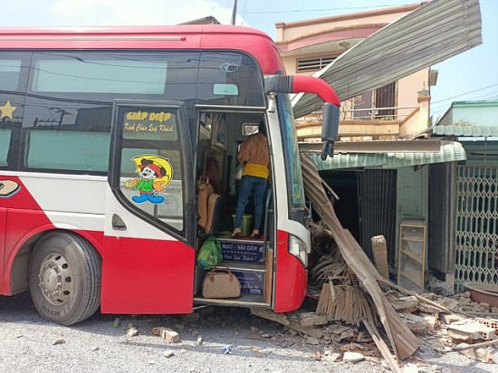 Tin giao thông ngày 24/1: Xe máy vượt đèn đỏ tông vào xe tải, 2 người phụ nữ tử vong - Ảnh 5.