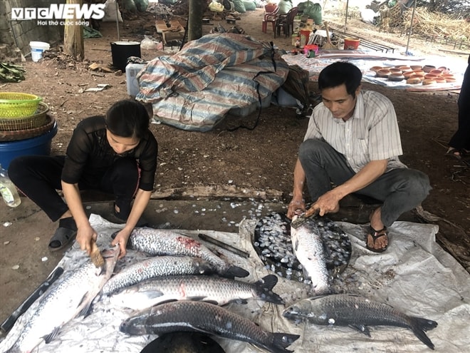 Ảnh: Cả làng nổi lửa suốt đêm làm món đặc sản đắt đỏ ngày Tết - Ảnh 2.