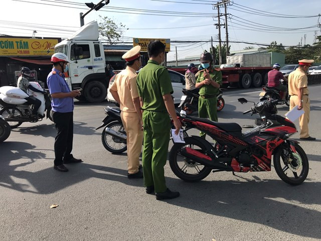 Nam thanh niên đi máy tự tông vào dải phân cách, rồi văng qua làn ô tô tử vong - Ảnh 4.