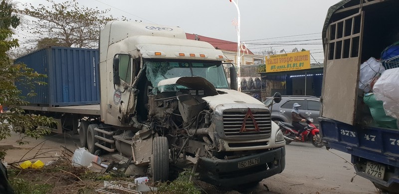 Nam thanh niên đi máy tự tông vào dải phân cách, rồi văng qua làn ô tô tử vong - Ảnh 3.