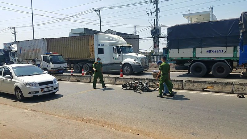 Nam thanh niên đi máy tự tông vào dải phân cách, rồi văng qua làn ô tô tử vong - Ảnh 1.