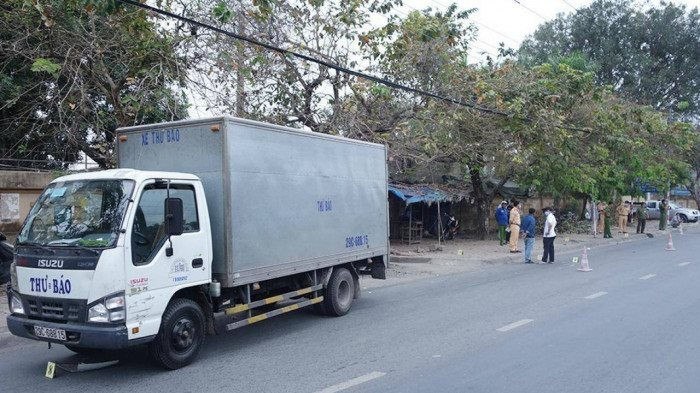 Nữ công nhân công ty môi trường tử vong sau khi va chạm với xe container - Ảnh 2.